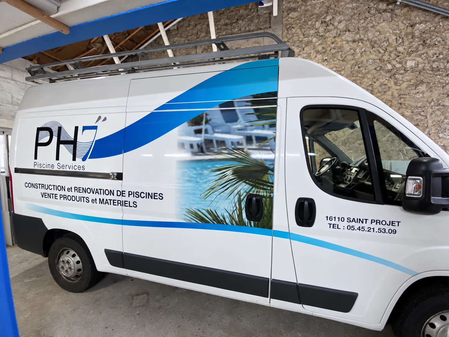 Utilitaire PH7 Piscine Services marqué par Signa Vision